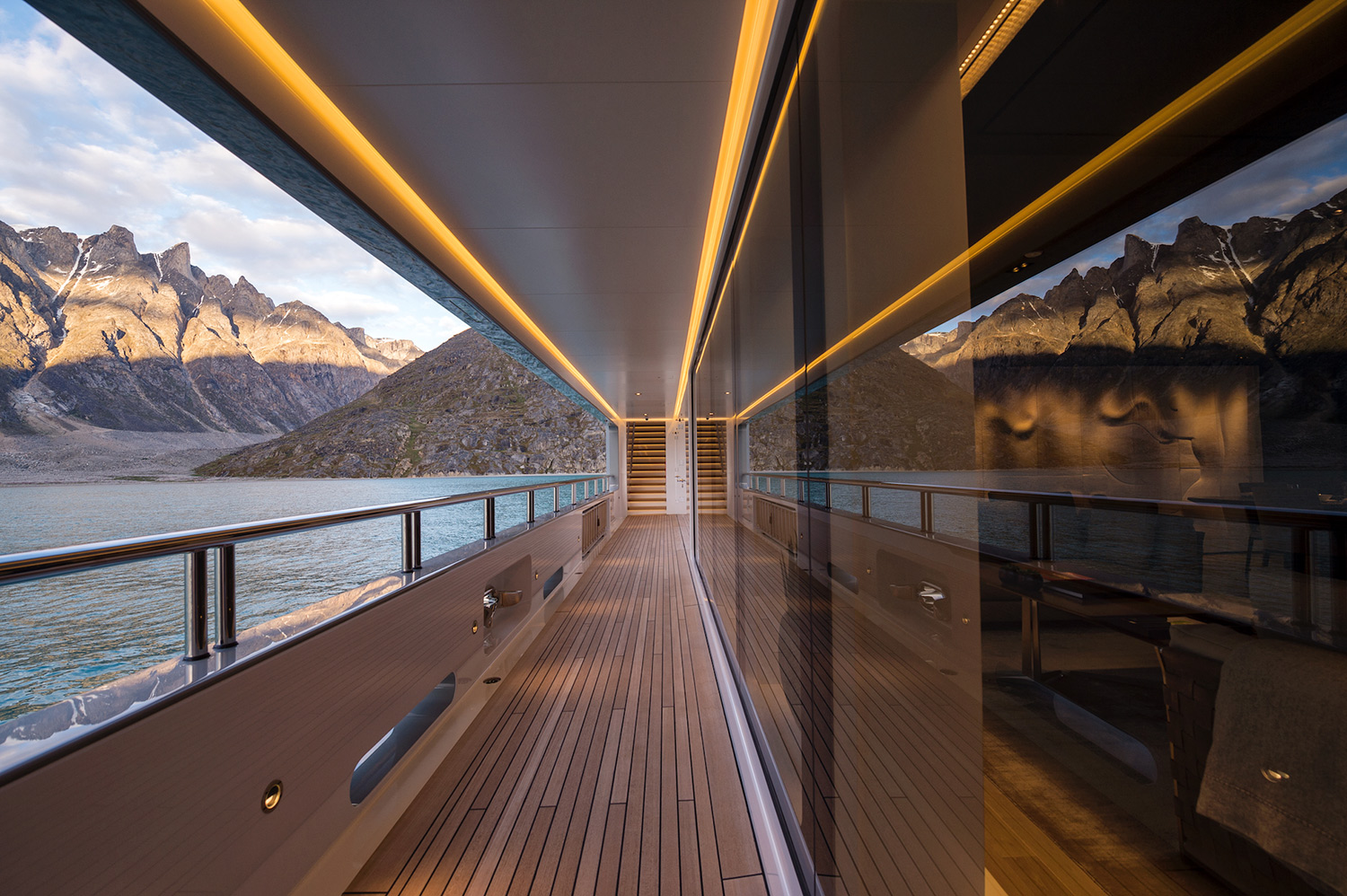 Yacht Cloudbreak - Christopher Scholey